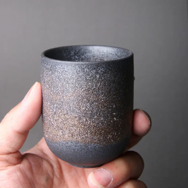 Tasse Shigaraki tenue en main