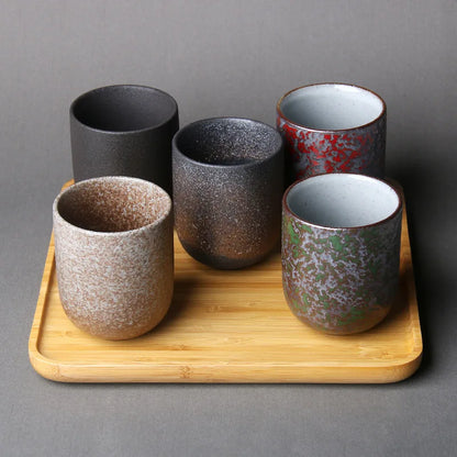 Tasses Shigaraki sur un plateau