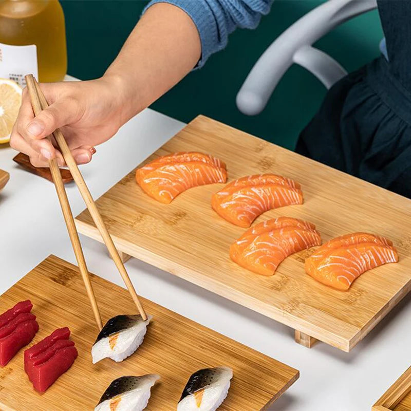 Service de sashimis sur un plateau à sushi Toyosu