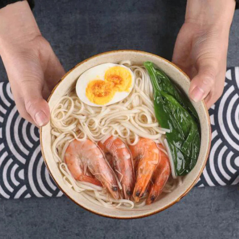 Ramen aux crevettes servi dans le bol Akashi