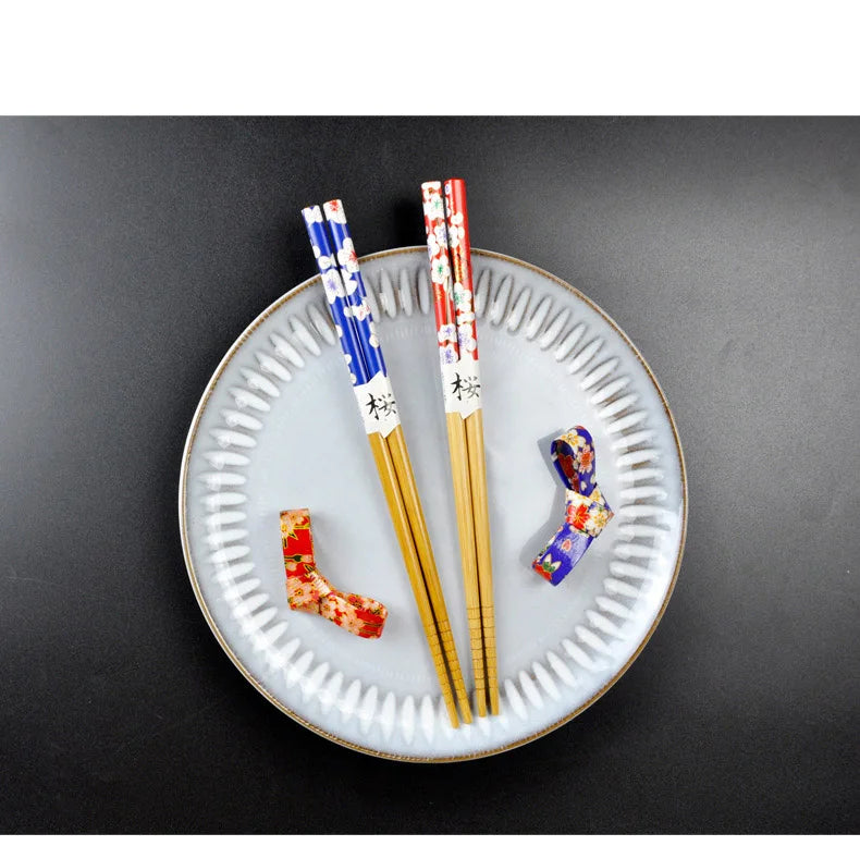 Baguettes sakura Obama et repose-baguettes sur une assiette