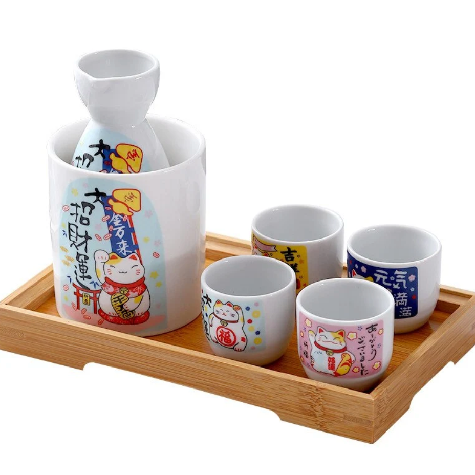Service à saké Imado maneki neko, carafe et 4 coupes en céramique sur fond blanc