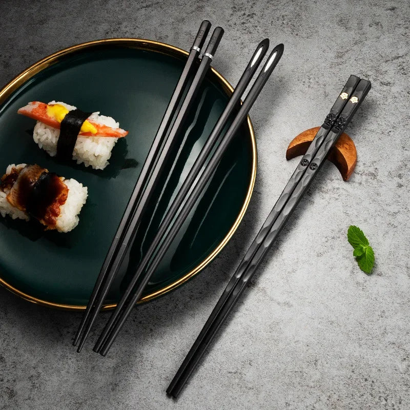 Baguettes Matsue noires servies avec des nigiris