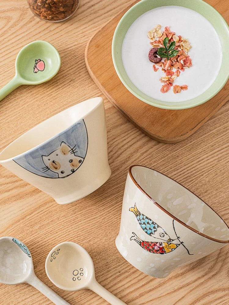 Bols de riz Yanaka chat bleu et carpes koï sur la table