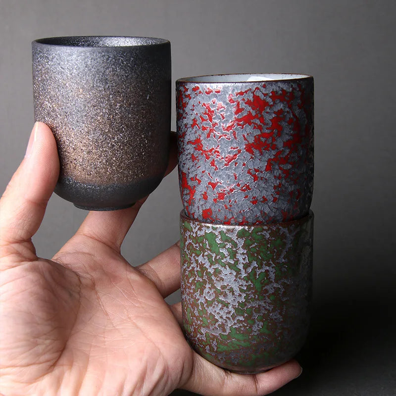 Tasses Shigaraki empilées
