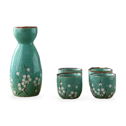 Service à saké Kairaku vert, carafe et 4 coupes en céramique sur fond blanc
