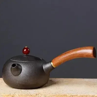 Théière kyusu Nikko noire, bouton rouge et poignée en bois